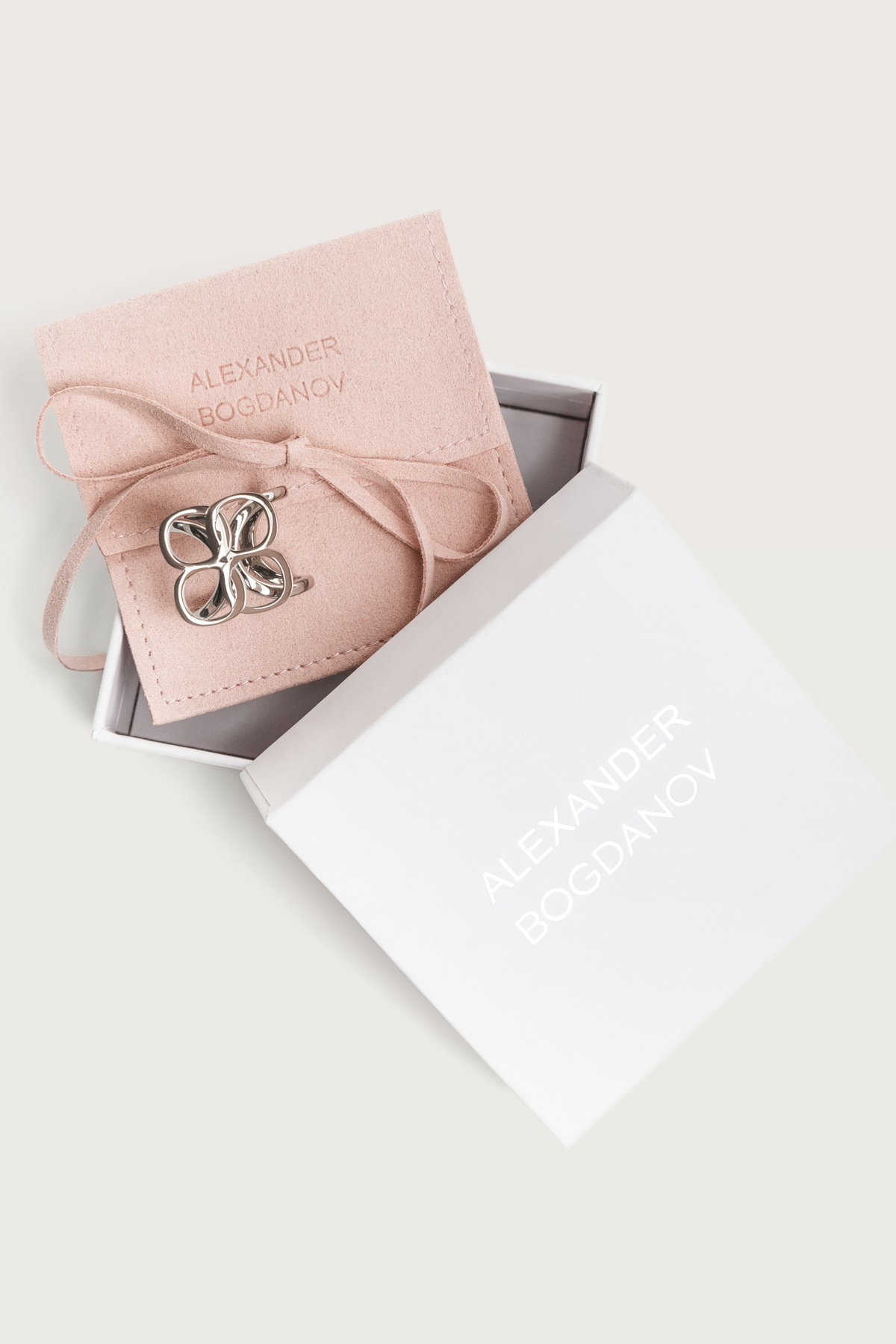 Брошь кольцо для платка "88" с чехлом
Брошь кольцо для платка "88" с чехлом