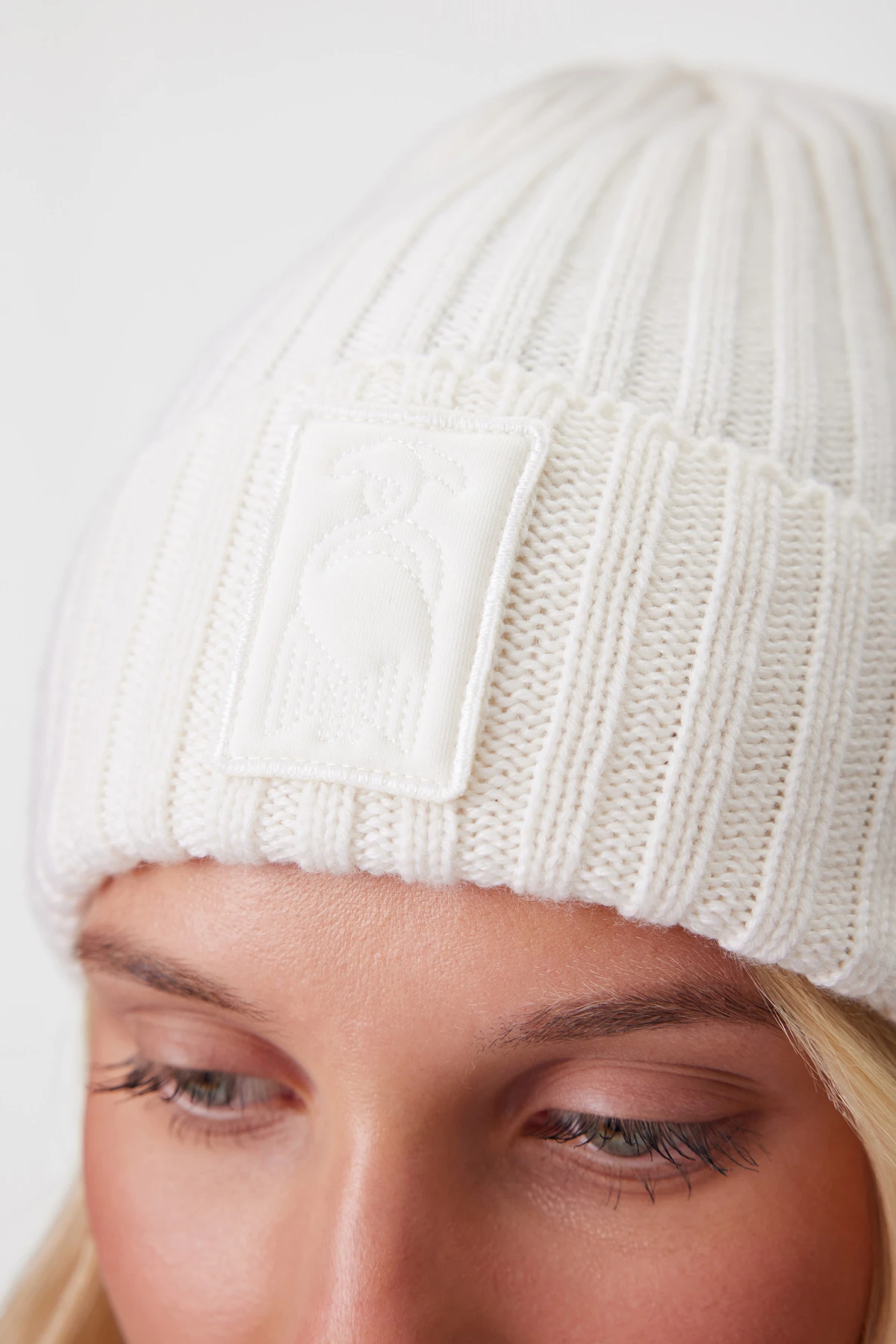 Шапка бини молочная 1