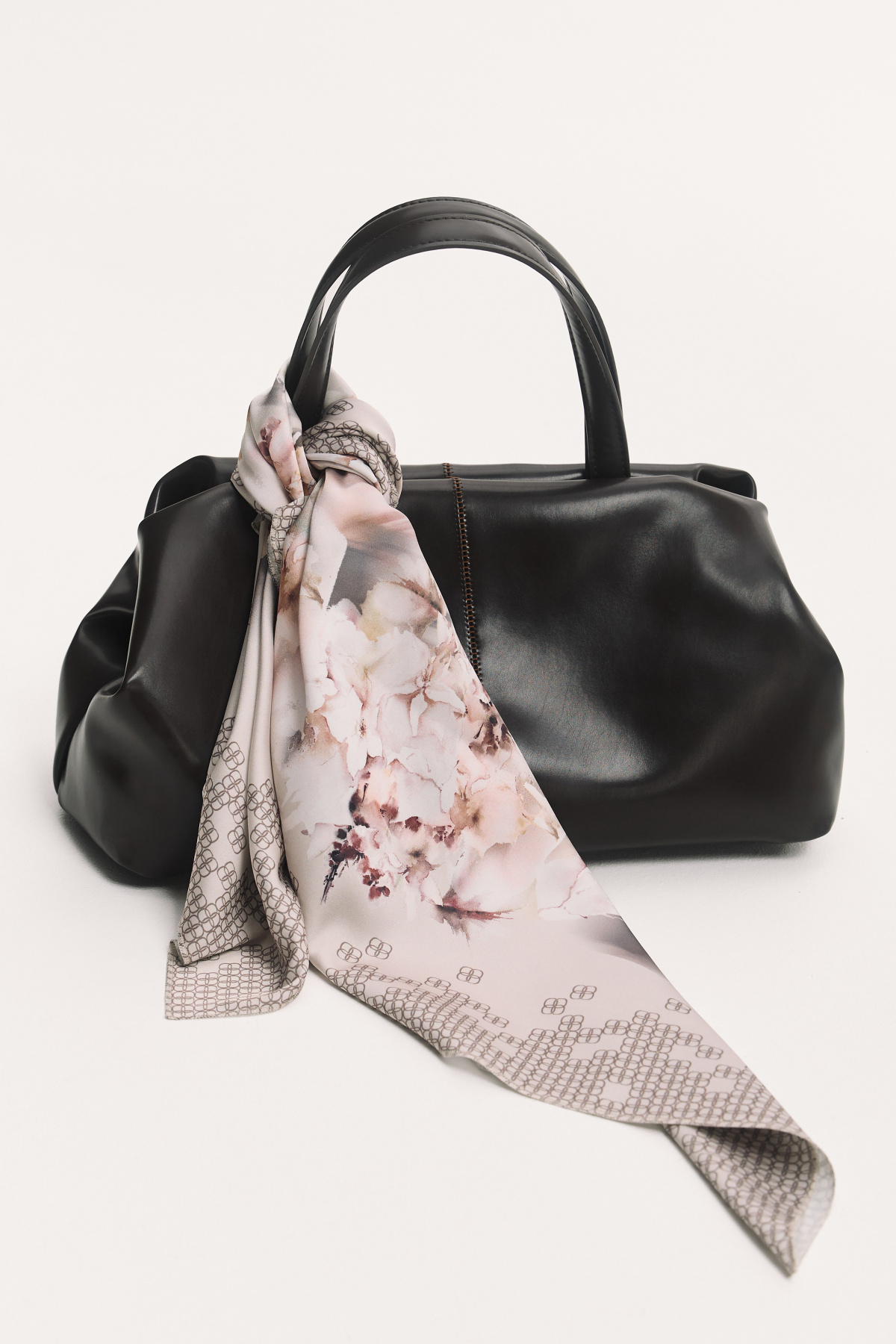 

Платок "Звёздная вуаль"