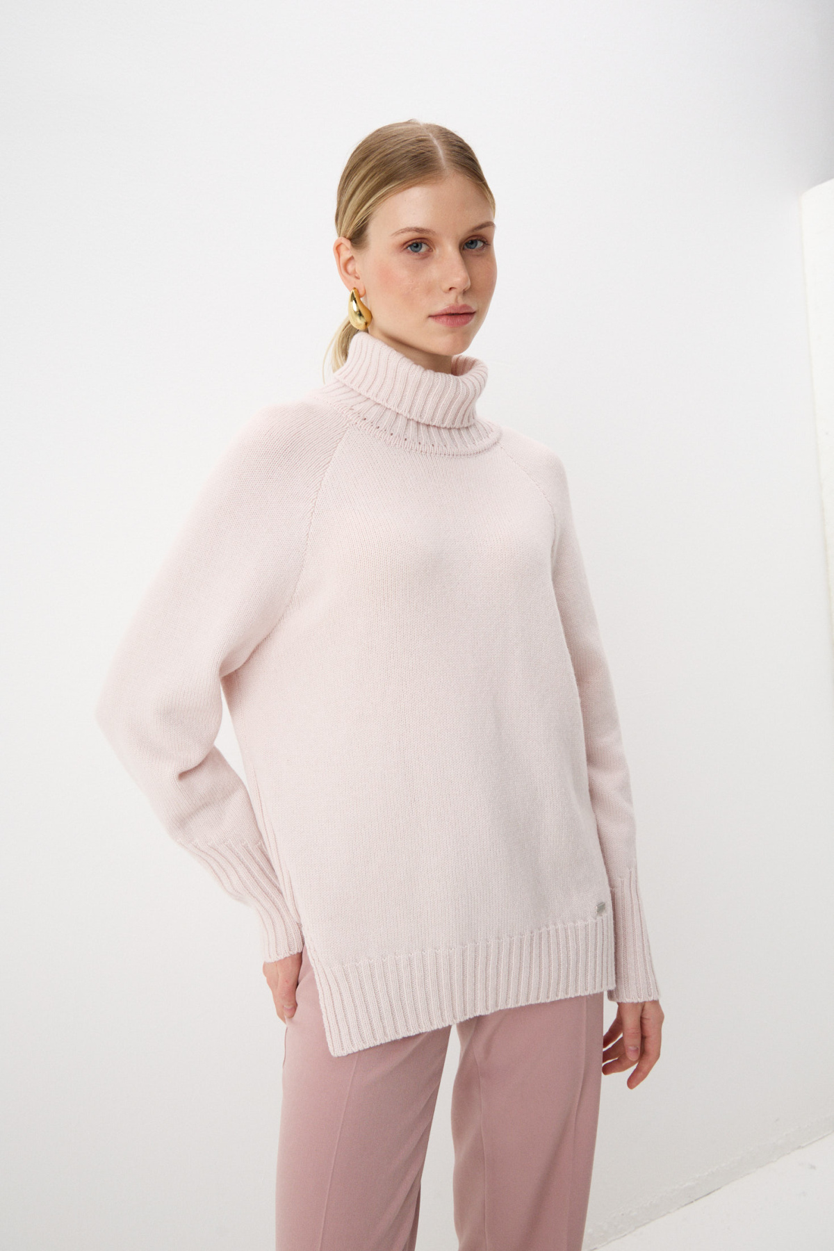 

Свитер пудровый